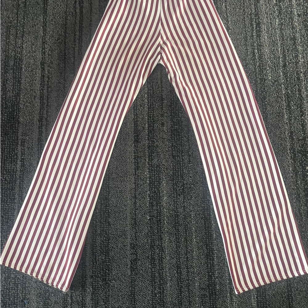 Fashion Nova Red and White Striped Casual Pantalon